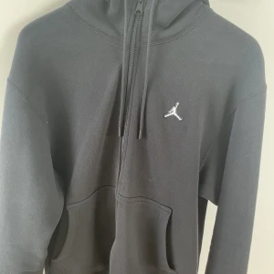 Jordan hoodie  - En fin svart hoodie som är i 9/10 skick. Storleken är small men passar även medium. 