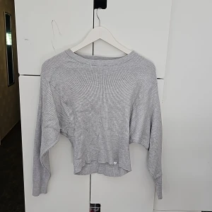 90 kr - Oanvänd tröja från gina tricot fick den som present. Har aldrig haft tid för att andvända den, 