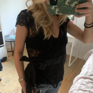 Spetstopp  - Fin spetsblus som går att knyta på olika sätt