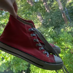 Röda converse liknade skor i strl 36!💞