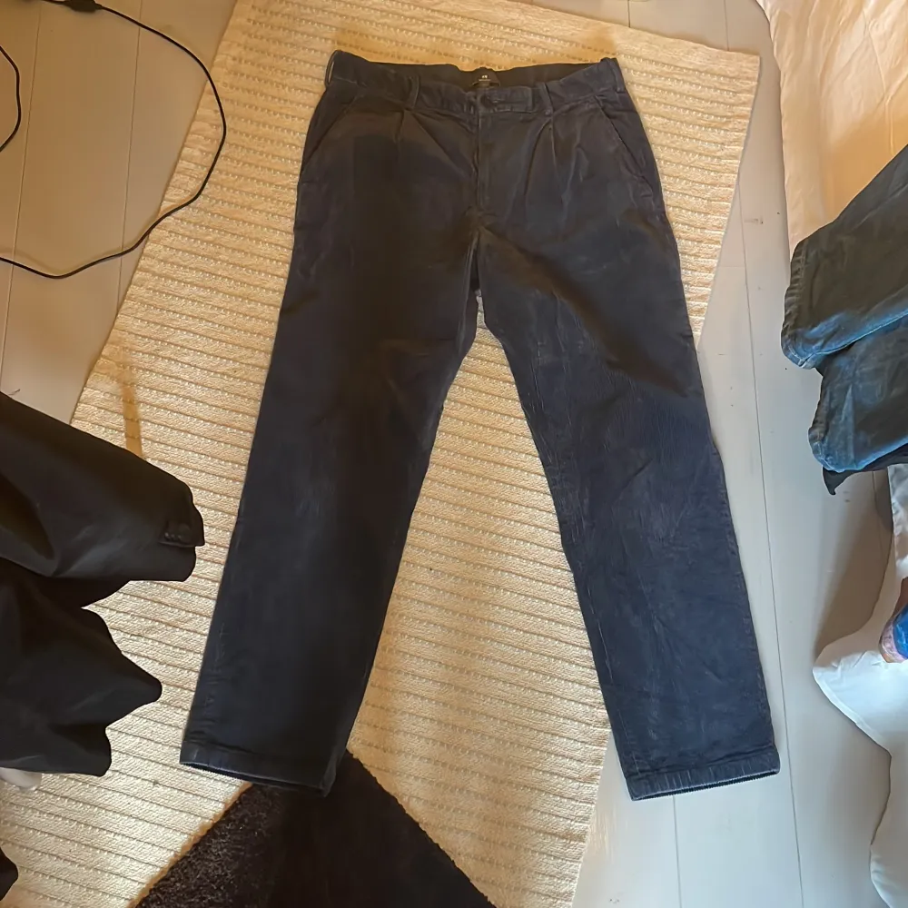 Superfina manchesterbyxor i mörkblå färg. Jeans & Byxor.
