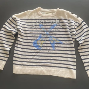 Zadig Voltaire Tröja - Zadig Voltaire chashmere blend Love Punk tröja. Super bra skick inga skador💘meddela för fler bilder. 