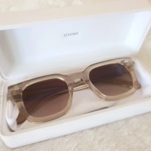 Chimi skolglasögon - Solglasögon från Chimi. Helt nya! Orginalfodral medföljer. 