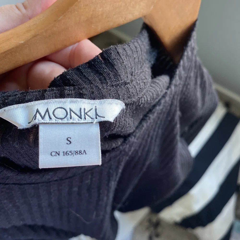 En lite kortare långärmad tröja med genomskinliga mönster från monki!❤️. Toppar.