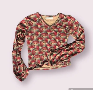 Häftig tröja med unikt mönster  - Cool vintage blus med utsvängda ärmar. Superbekvämt och stretchigt viskos material. Bra skick!