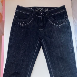 Svarta Y2K jeans - Jättefina svarta skinny jeans i bra skick, men säljer eftersom att dom inte längre passar mig. Kom privat för frågor och mer 💖