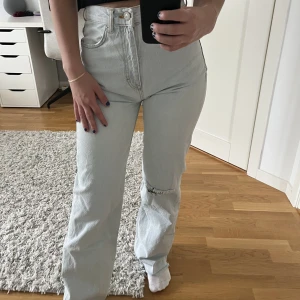 Ljusa vida jeans, icke stretch - De ser ljusare ut på bild, men är ganska ljusa. 