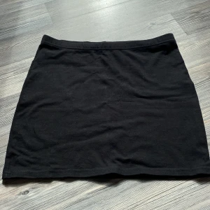 Svart kjol - Svart kjol från hm, knappt använd så väldigt fint skick, storlek S