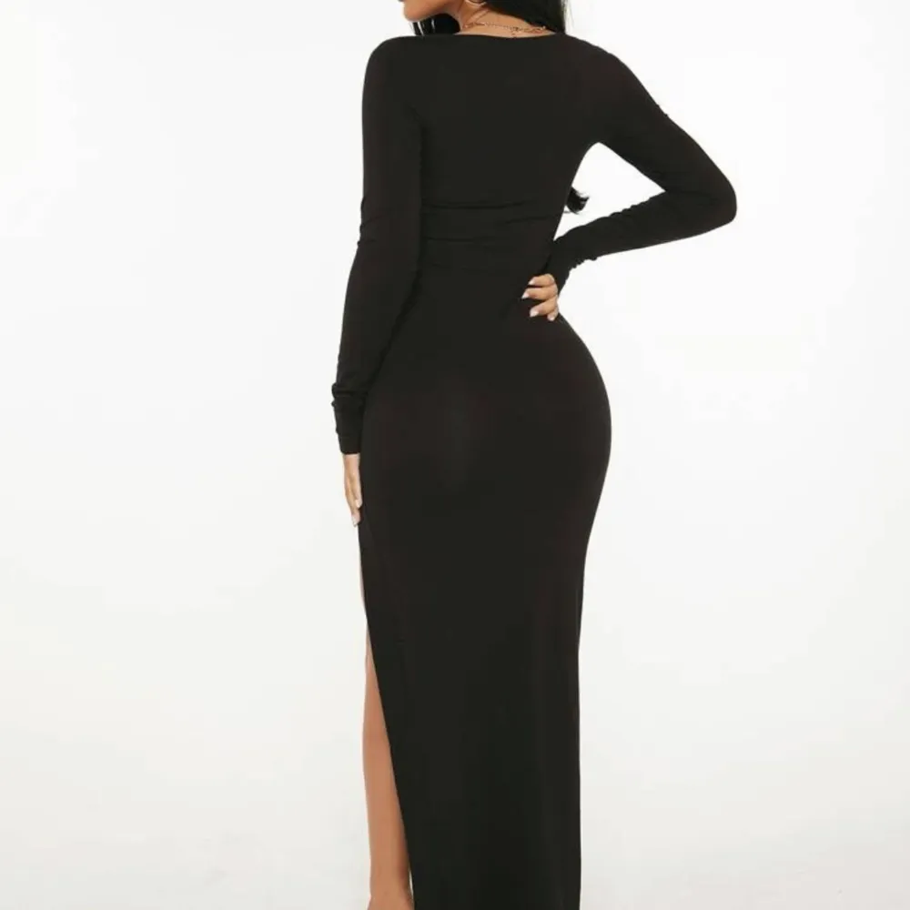 Lång svart klänning med slits, nästan aldrig använt. Därför jag säljer! Köpte för 200kr. Pris kan diskuteras. Jag är 163 och den är perfekt i längden p mig 💗. Klänningar.