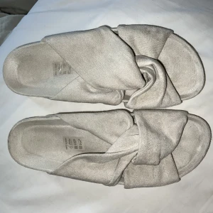 Tofflor - Ursköna, beiga tofflor. Endast testade.