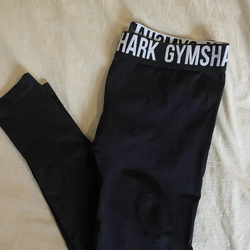 Svarta gymshark tights i bra skicl. Farkut & Housut.