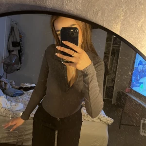 Tröja - Säljer denna tröjan som är en body från zara i storlek S☺️🫶🏼( den är lite mer lika färgade ) enligt mina ögon irl 