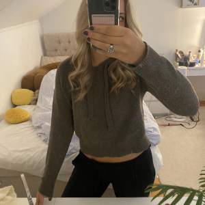 Fin stickad hoodie i en mörkbeige färg. Lite nopprig men ändå fint skick. Frakt tillkommer 