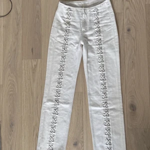 Hm snörade byxor  - Säljer mina super snygga efetrtraktade byxor!  Säljer pga lite för små för mig. Skriv för fler bilder❤️