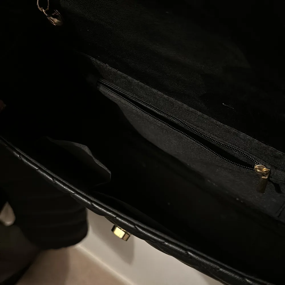 En superfin axelväska i svart och guld🌸 Det går att ändra längden på bandet så du kan ha den kort på axeln eller lång.. Väskor.