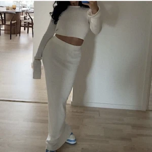 ADSGN set  - Säljer mitt adsgn-set, endast använt max 2 gånger så helt i nyskick men kommer tyvärr inte till så mycket användning 🥰Storlek S i båda delarna 