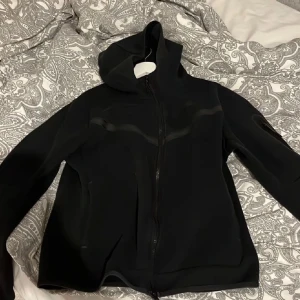 Nike tech fleece - Säljer min svarta nike tech fleece som är i rätt så bra skick. Den är använd men inga hål eller fläckar. Det är bara att dma för fler bilder eller frågor.