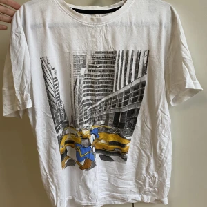Disney T-shirt  - En vit Disney T-shirt men Kalle anka tryck på framsidan. Är använd men inga fläckar och trycket är ej urtvättat.