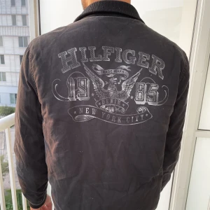 Bomberjacka - Jättesnygg svart bomberjacka från Tommy Hilfiger, storlek M. Jackan är svart men lite åt det gråa hållet ☺️  Just nu bjuder Plick på frakten!