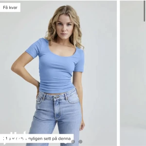 Blå t-shirt  - Så fin och skön t-shirt. Fin urringning och man kan även vända på toppen så man får öppet i ryggen. Så fin blå färg till sommaren. Är i nyskick från BikBok. Är helt slutsåld i den storleken!!!💕💕💞🌸