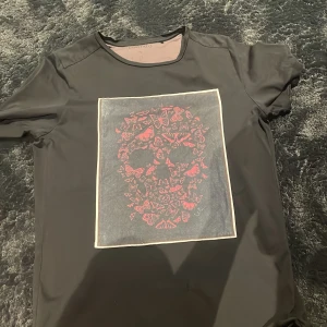 Limitato - Relativt ny limitato tröja 