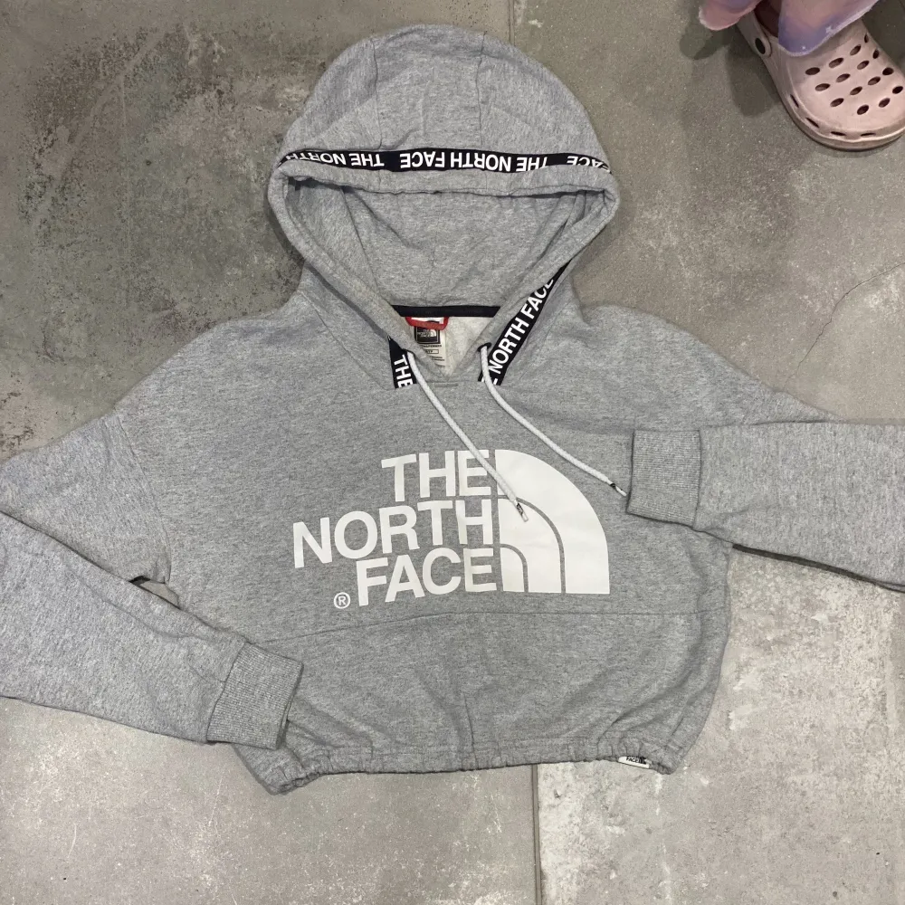 Croppad hoodie från the north face . Hoodies.