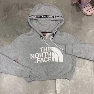 Croppad hoodie från the north face 