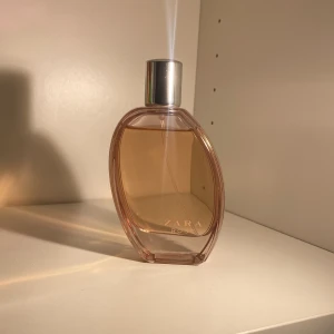 Zara rose parfym  - jämförs pris: 250 kr nästan oänvand 75ml feminine parfym som säljs inte i butiker mera med noter av ros, svarta vinbär och pion från zara som kommer EJ med förpackningen - pris kan distukeras och kom privat om angående något annat 