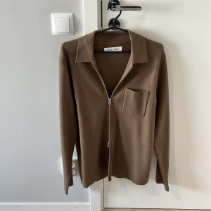 Samsoe samsoe zip cardigan - Stor flyttstädning Alla plagg i storlek S-M och passar ca 1.70-185cm samt 70-83kg  Finns i Uppsala