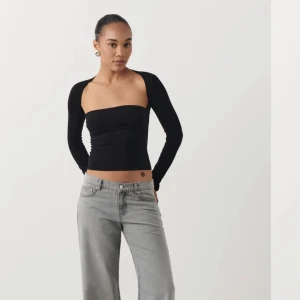 Svart topp, oanvänd - Prislapp kvar! Aldrig använd. Köpt för någon månad sedan. 250kr säljer för 100