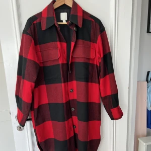 Skjortjacka - rutig skjortjacka i längre modell, från H&M, stl S