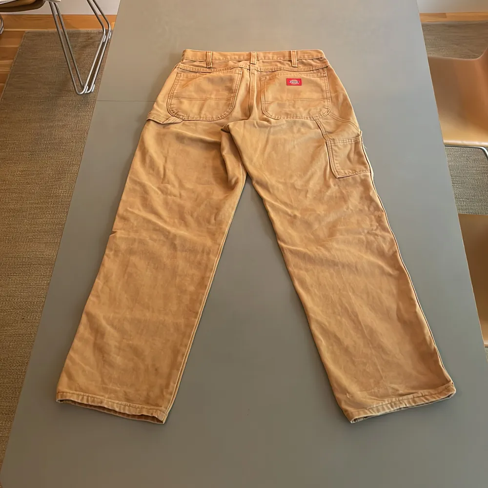 Säljer vintage duck canvas dickies jeans p.g.a för små. De är lite slita bak på fållen.. Jeans & Byxor.