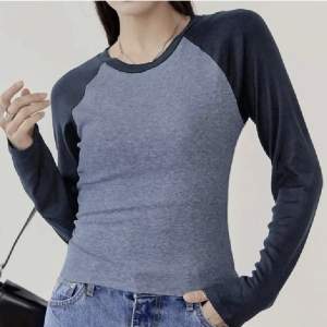 Säljer nu denna marinblå långärmade tröja, ganska varm så toppen till hösten!❣️👌🏻⭐️