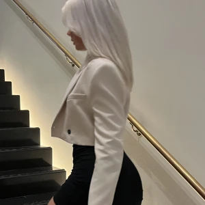 Kort kavaj  - Från zara storlek M, använd en gång 