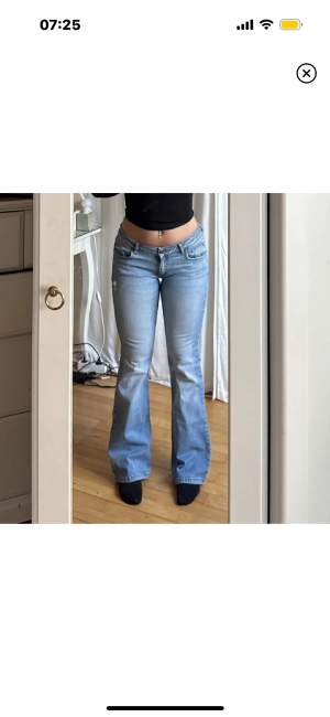 Lågmidjade bootcut jeans från Ichi 💕midja: 76 o innerben: 80cm OBS! Ena hällan är sönder 