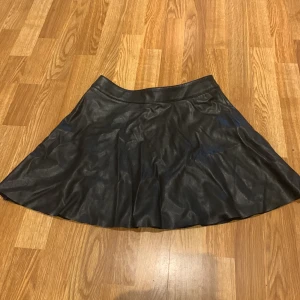 Skinnkjol h&m - Skinnkjol från H&M perfekt till fest Strl 34 I fint skick ❤️