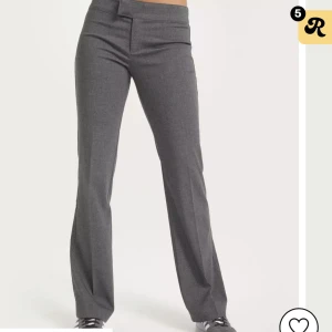 Kostymbyxor  - Säljer dessa kostym byxor från Nelly, Helt nya och oanvända. Säljer då de var förstora . Str 36. Köptes för 400kr så säljer för 400kr med frakt inräknad.