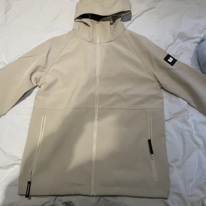 Weekend offender Jacket - Ny, aldrig använd, med färg beige Storlek M bra passform  Tillkommer även inne ficka med munskydd från Weekend offender Ny pris ligger på 1099kr, köpt i London. Använder inte eftersom den var för liten när jag fick den.