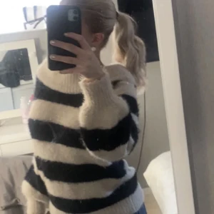 Randig stickat tröja  - En jätte fin randig stickad tröja. Man kan ha den på olika sätt, både ner vid axlarna, uppe på axlarna eller vika ner den så de blir dubbel ty vid brösten. (Hjälper en vän)