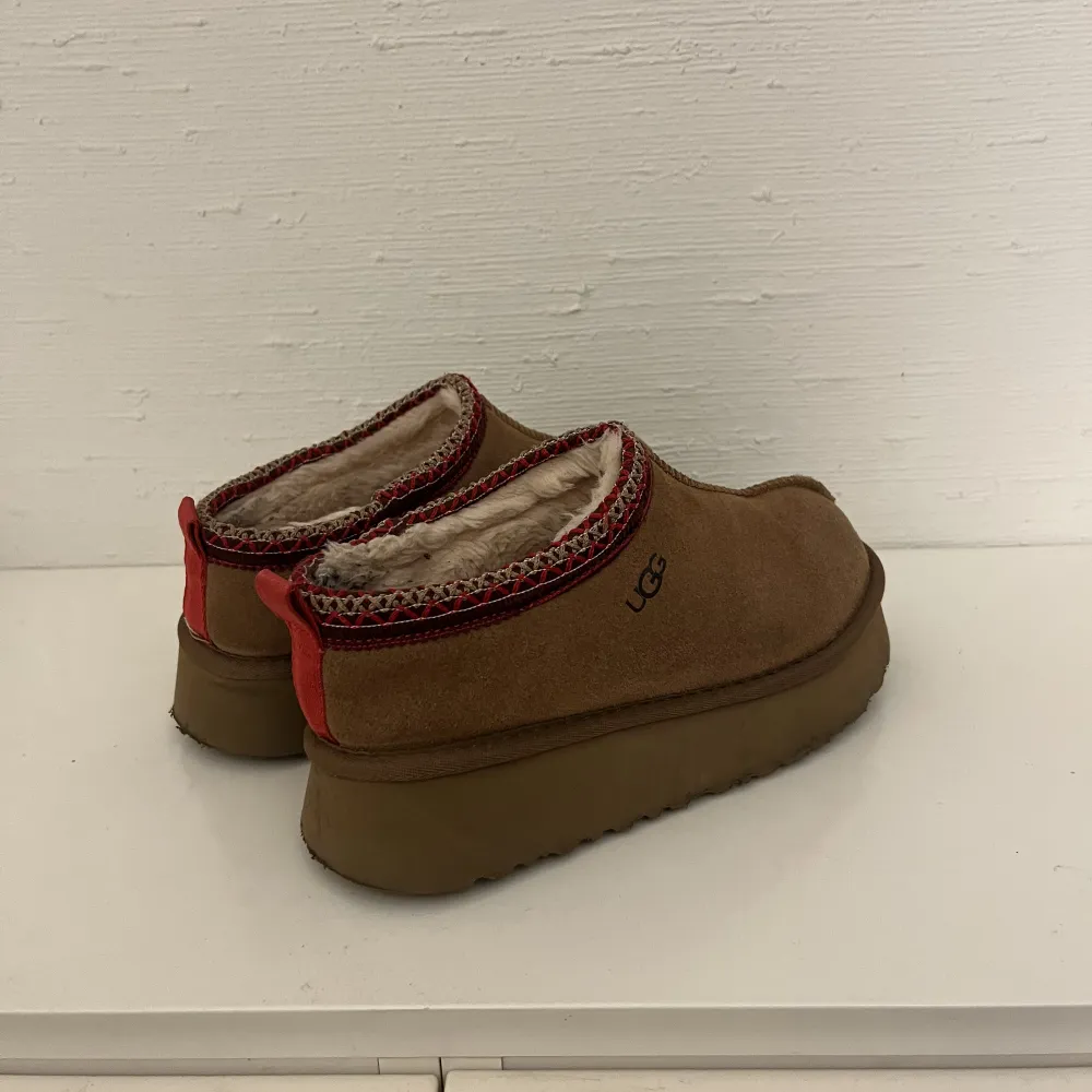 UGGs i väldigt bra skick storlek 39, ser helt nya ut utifrån (endast liten missfärgning på sulan, Bild 3). Ser använda ut inifrån men inget märkvärdigt. . Skor.