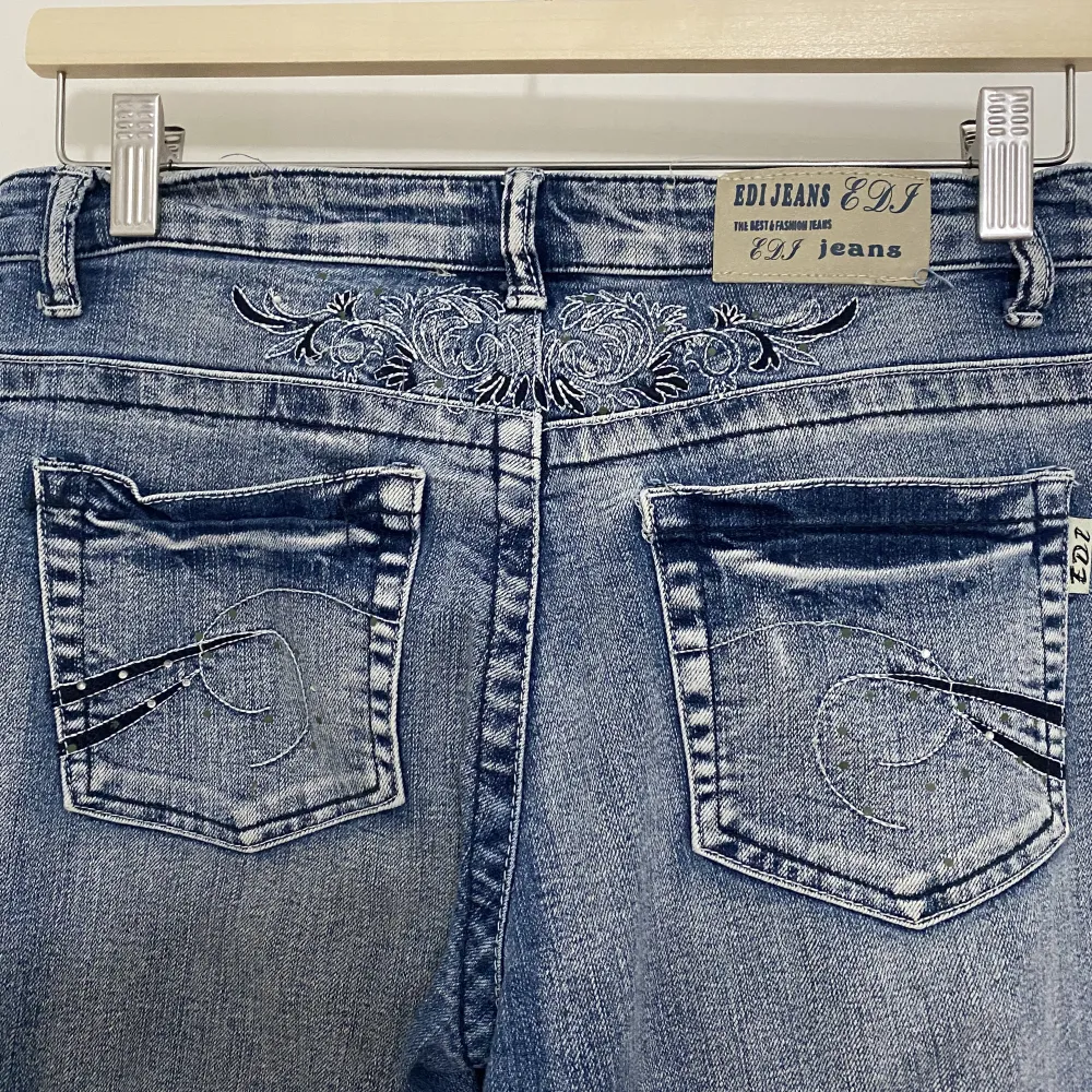 Super fina korta jeans som är mycket sparsamt använda. (Mid-waist). Säljer för att dom är lite för stora för mig tyvärr.  Kontakta gärna för fler bilder💫. Jeans & Byxor.