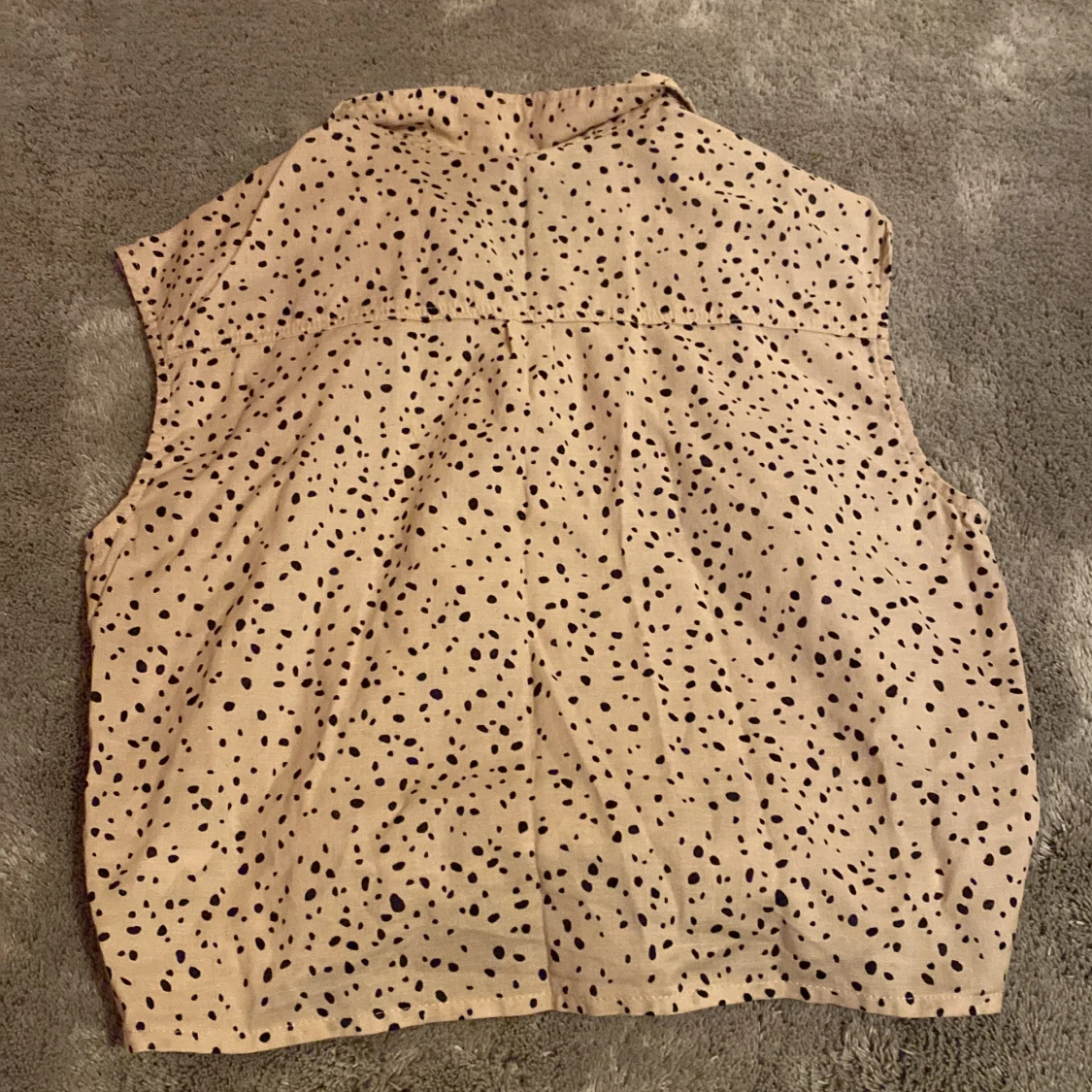 Säljer den här jätte gulliga blusen från H&M, använt 2 gånger, jätte bra skick💕💕 - 91