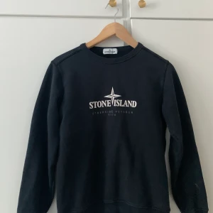 LIMITERAD STONE ISLAND - Äkta och limiterad! Pris kan diskuteras vid snabb affär, byten tas emot!#grisch #sthlmstil #gammelpeng #stone island #moncler