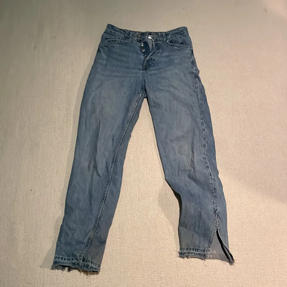 Fina jeans från h&m. Säljer för att de är för små för mig. Lite slitna där nere vid fötterna  skriv för mer bilder eller info  tryck helst inte på köp nu först ☺️. Jeans & Byxor.