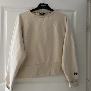 Tröja - Tröja i tjockare material, använd fåtal gånger i mycket gott skick 