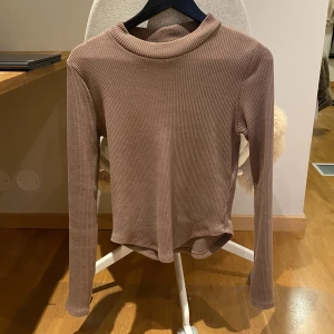 tröja  - helt ny brun tröja från gina strl. L men kan passa mindre beroende på hur man vill att den ska sitta ❤️