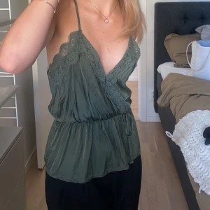 grön topp  - säljer denna super fina topp från IRIS pågrund av att jag tycker den sitter lite för löst💗💗 passar till allt och jätte skön!!!
