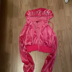 Hotpink tröja! - Hotpink tröja från shein! Säljer pga: andvänder aldrig. 