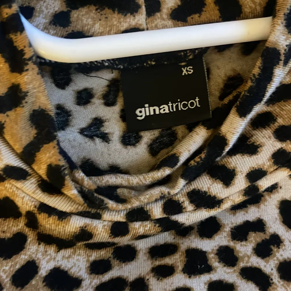 Leopard topp ifrån ginatricot, jätte fint skick, och jätte skönt material. Blusar.