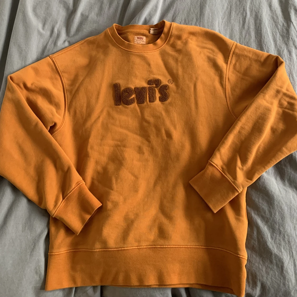 Orange collegetröja från Levi’s. - 91